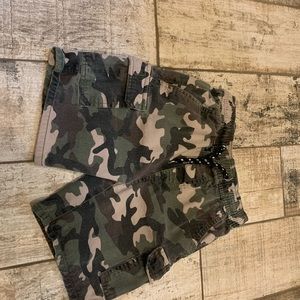 Boys size 7 youth cargo shorts. Camo, drawstring.